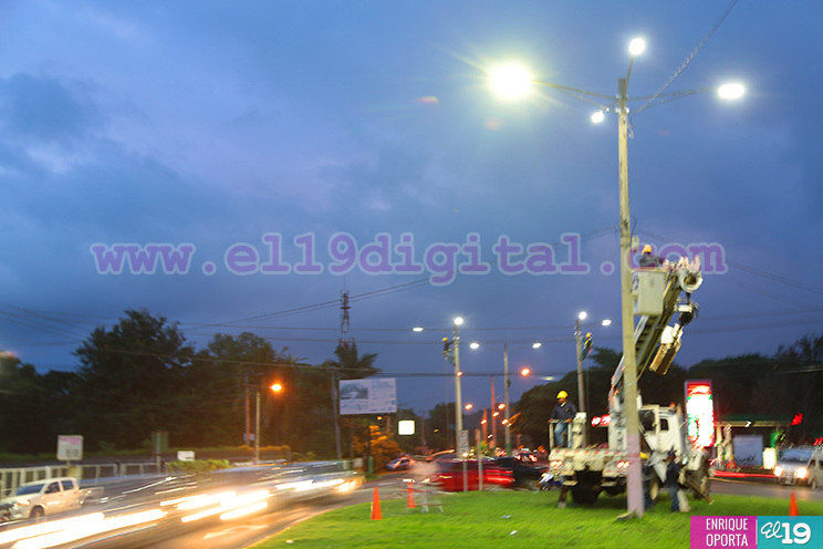 Enatrel realiza trabajos de mantenimiento en luminarias de cara al Repliegue