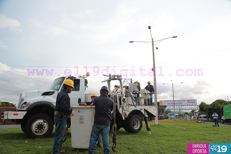 Enatrel realiza trabajos de mantenimiento en luminarias de cara al Repliegue