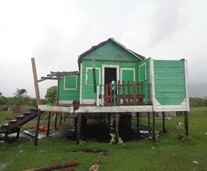 Fuertes vientos arrancan techos de viviendas en el Caribe Sur