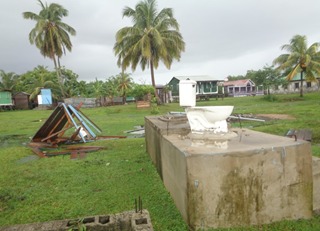 Fuertes vientos arrancan techos de viviendas en el Caribe Sur