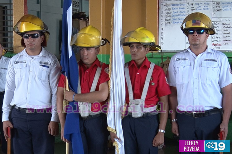 Gobierno hace entrega de uniformes a miembros del Benemérito Cuerpo de Bomberos