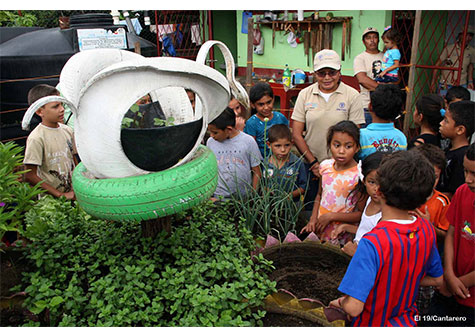 Niños del Programa Amor aprenden a sembrar hortalizas y árboles frutales