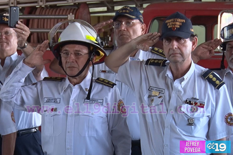Gobierno hace entrega de uniformes a miembros del Benemérito Cuerpo de Bomberos