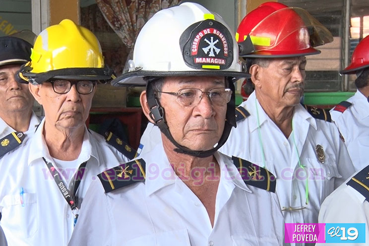 Gobierno hace entrega de uniformes a miembros del Benemérito Cuerpo de Bomberos