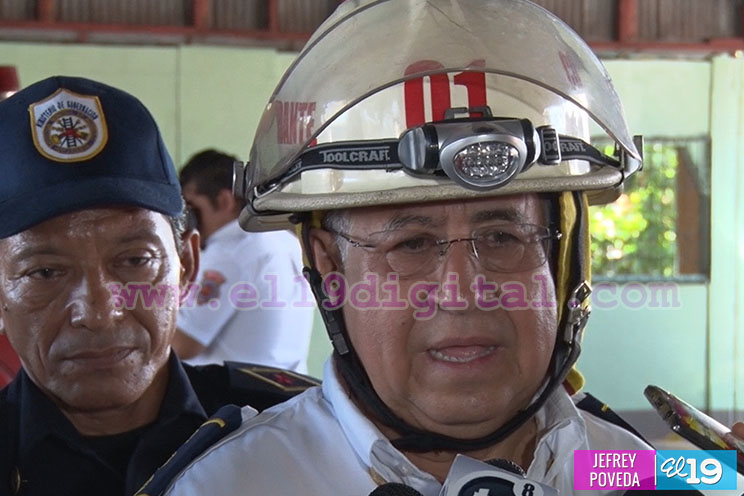 Gobierno hace entrega de uniformes a miembros del Benemérito Cuerpo de Bomberos