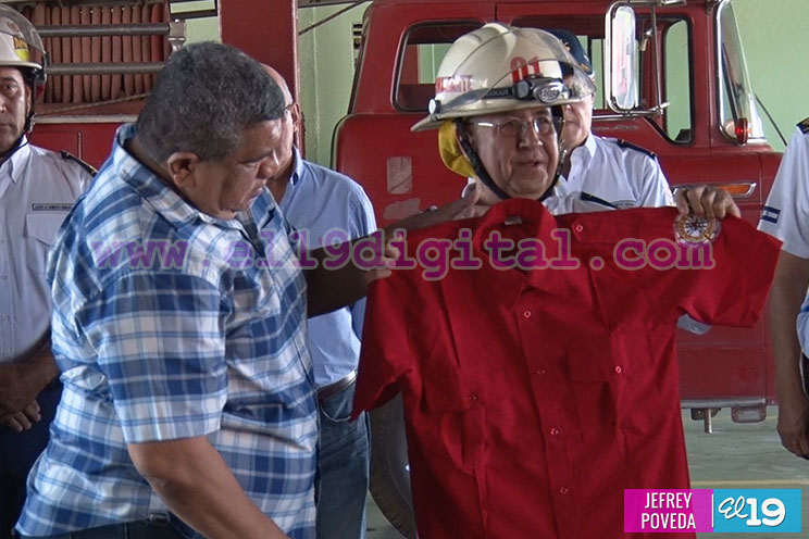 Gobierno hace entrega de uniformes a miembros del Benemérito Cuerpo de Bomberos