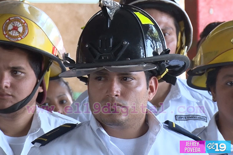 Gobierno hace entrega de uniformes a miembros del Benemérito Cuerpo de Bomberos