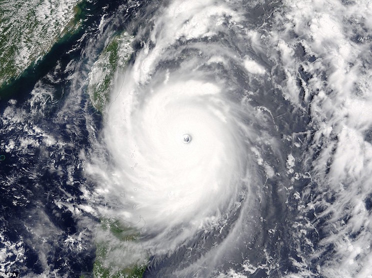 El tifón Nepartak deja 9 muertos en China