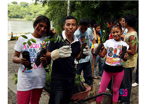 Jóvenes reforestan laguna de Tiscapa