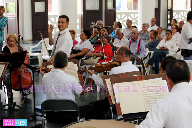 Adultos mayores disfrutan de concierto en Palacio Nacional