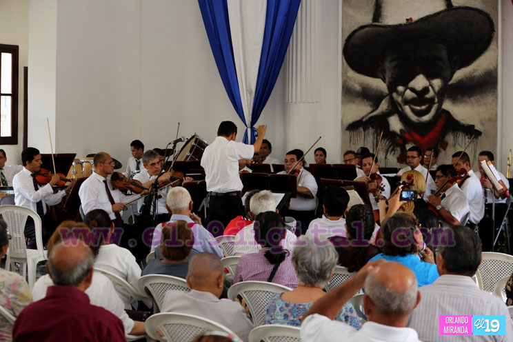 Adultos mayores disfrutan de concierto en Palacio Nacional