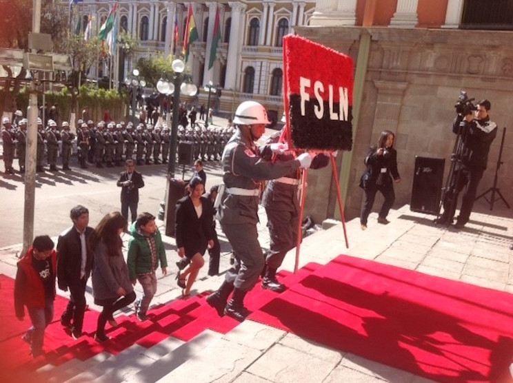 Bolivia: Ofrendas Florales en Homenaje al 37 Aniversario de la Revolución Sandinista