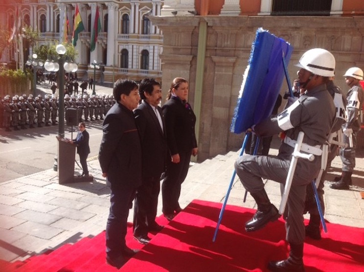 Bolivia: Ofrendas Florales en Homenaje al 37 Aniversario de la Revolución Sandinista