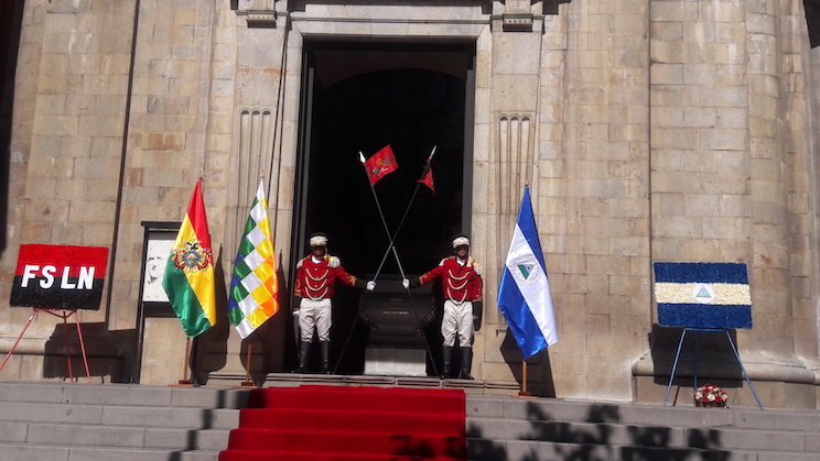Bolivia: Ofrendas Florales en Homenaje al 37 Aniversario de la Revolución Sandinista