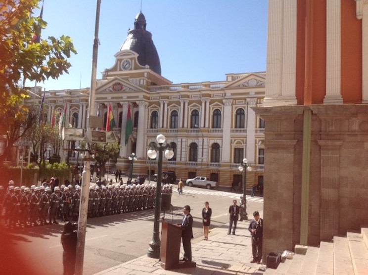 Bolivia: Ofrendas Florales en Homenaje al 37 Aniversario de la Revolución Sandinista