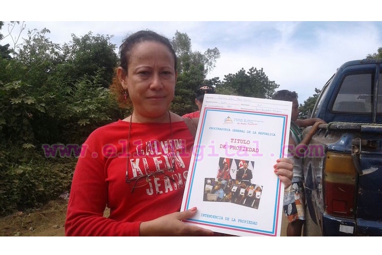 Saludan 37/19 con masiva entrega de títulos de propiedad en León