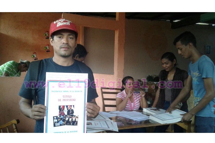 Saludan 37/19 con masiva entrega de títulos de propiedad en León