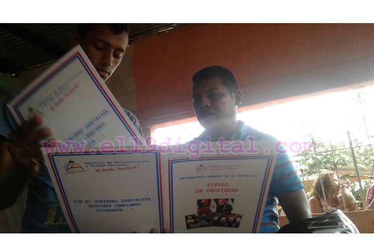 Saludan 37/19 con masiva entrega de títulos de propiedad en León