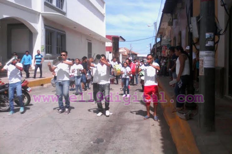 Desfile de bandas rítmicas celebran el Día de la Alegría en León
