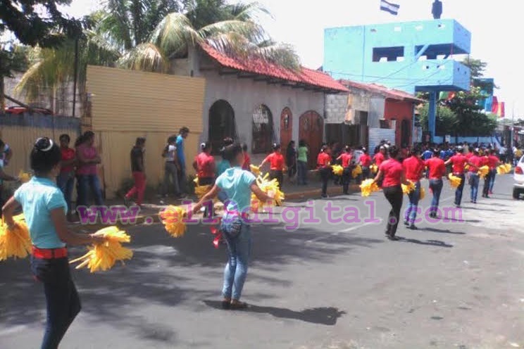 Desfile de bandas rítmicas celebran el Día de la Alegría en León