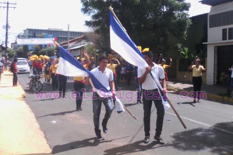 Desfile de bandas rítmicas celebran el Día de la Alegría en León