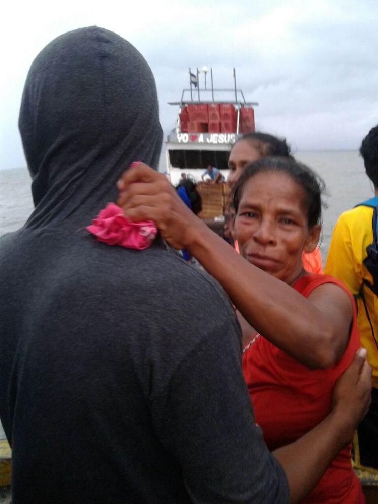 Se reencuentran con sus familias sobrevivientes de naufragio en Caribe Norte 