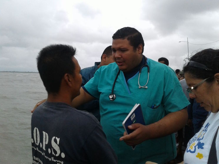 Se reencuentran con sus familias sobrevivientes de naufragio en Caribe Norte 
