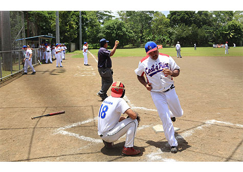 Cardenal inaugura campo deportivo de la UNICA