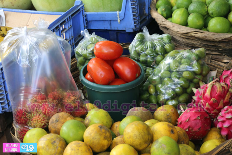 Mercados capitalinos bien abastecidos de frutas y mariscos