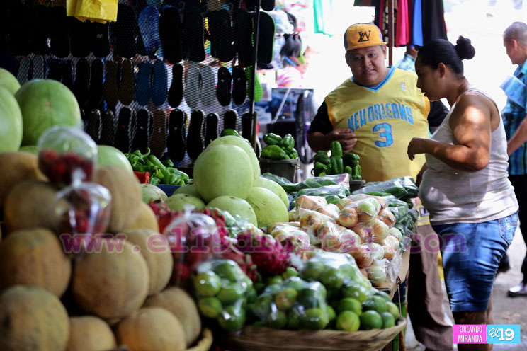 Mercados capitalinos bien abastecidos de frutas y mariscos