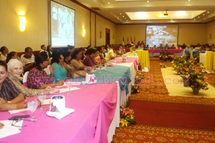 Ministerio de Economía Familiar realiza mesa de trabajo con talleres de artesanías