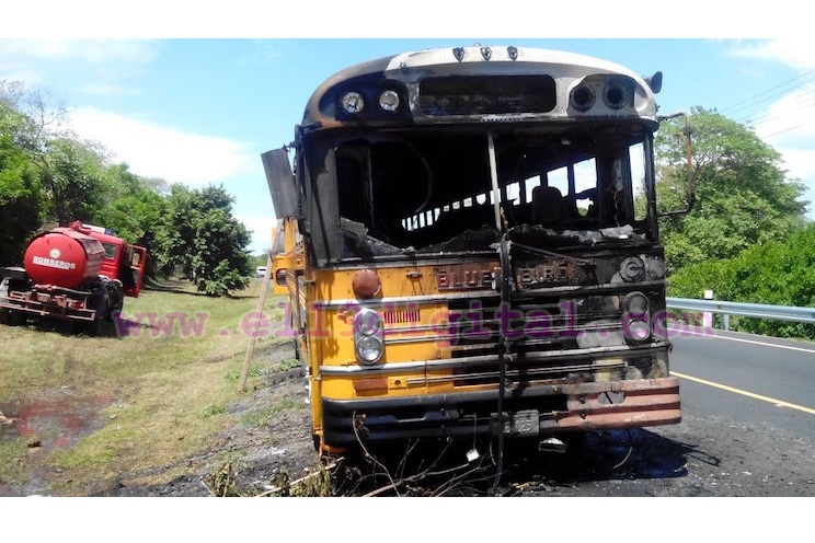 Bomberos logran controlar incendio en un  bus con ruta Managua-Nagarote 