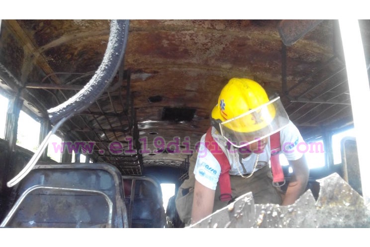 Bomberos logran controlar incendio en un  bus con ruta Managua-Nagarote 