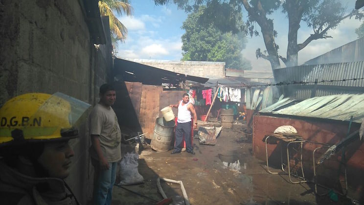 Bomberos controlan incendio en vivienda del barrio La Fuente