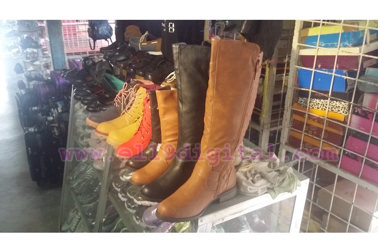 Amplia oferta de indumentaria agostina en los mercados de Managua