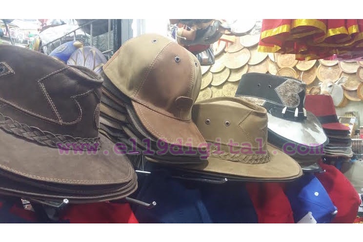 Amplia oferta de indumentaria agostina en los mercados de Managua