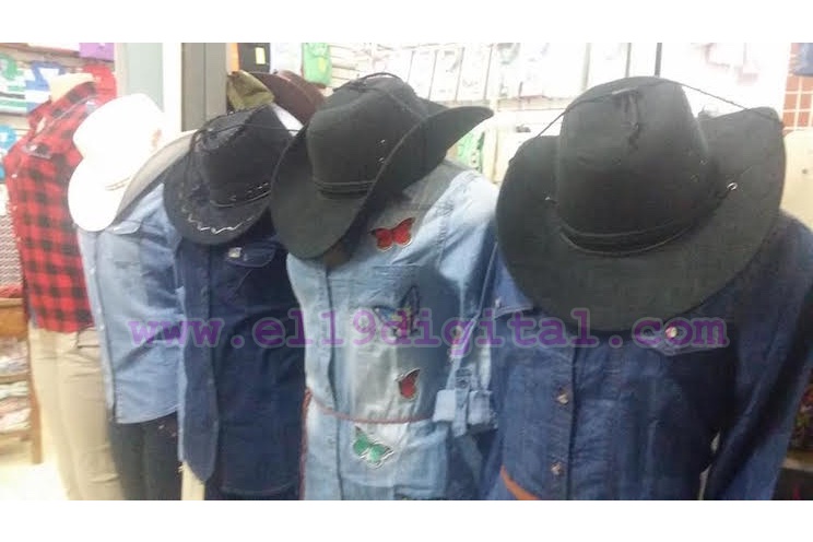 Amplia oferta de indumentaria agostina en los mercados de Managua