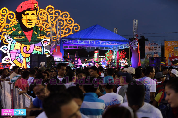 Miles participan de concierto Aquí Está Chávez