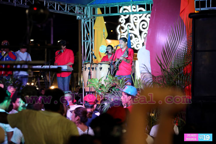 Miles participan de concierto Aquí Está Chávez