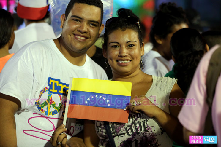 Miles participan de concierto Aquí Está Chávez