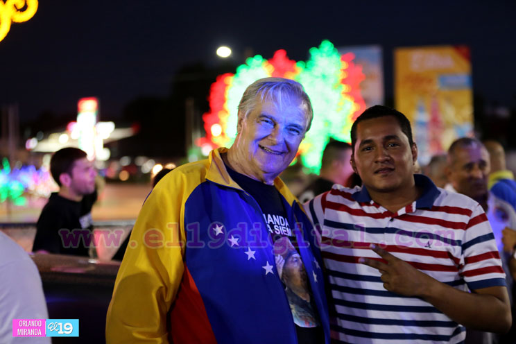 Miles participan de concierto Aquí Está Chávez