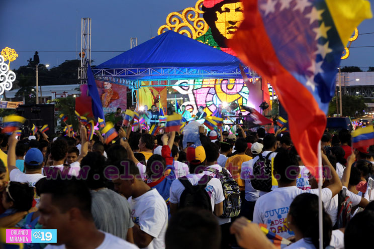 Miles participan de concierto Aquí Está Chávez