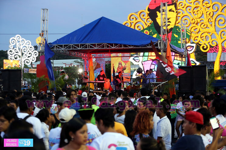 Miles participan de concierto Aquí Está Chávez