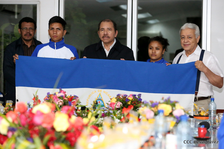 Presidente Daniel abandera a atletas nicaragüenses que participarán en Juegos Olímpicos y Paralímpicos Río 2016