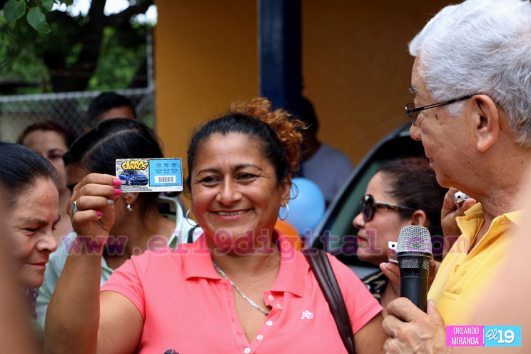 Lotería Nacional entrega 3 carros a felices ganadores de La Raspadita