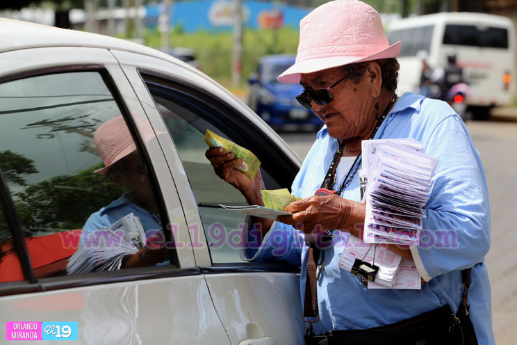 Lotería Nacional entrega 3 carros a felices ganadores de La Raspadita
