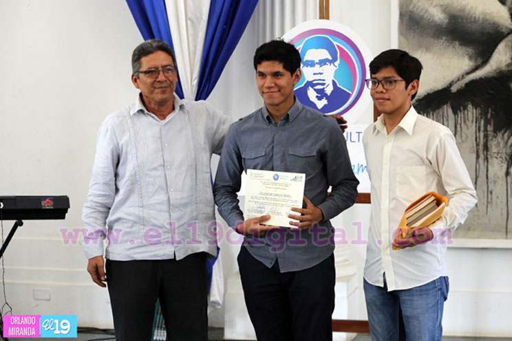 Entregan reconocimientos a ganadores del Premio Poesía Joven “Leonel Rugama 2016”