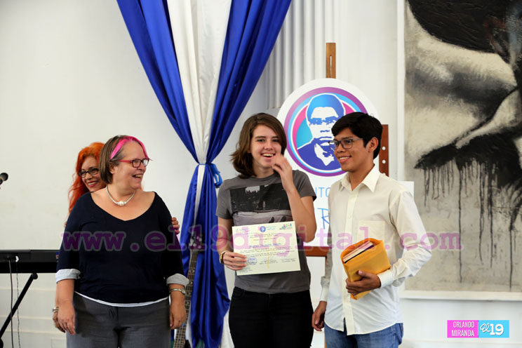 Entregan reconocimientos a ganadores del Premio Poesía Joven “Leonel Rugama 2016”