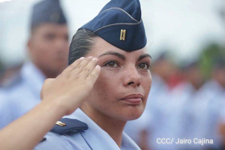 Daniel y Rosario encabezan celebración del 37 Aniversario de la Fuerza Aérea de Nicaragua