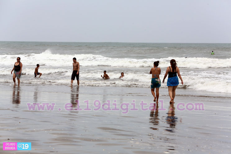 Familias disfrutan de fin de semana festivo en playas nicaragüenses